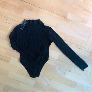 NWT Boohoo long-sleeve turleneck bodysuit ✨